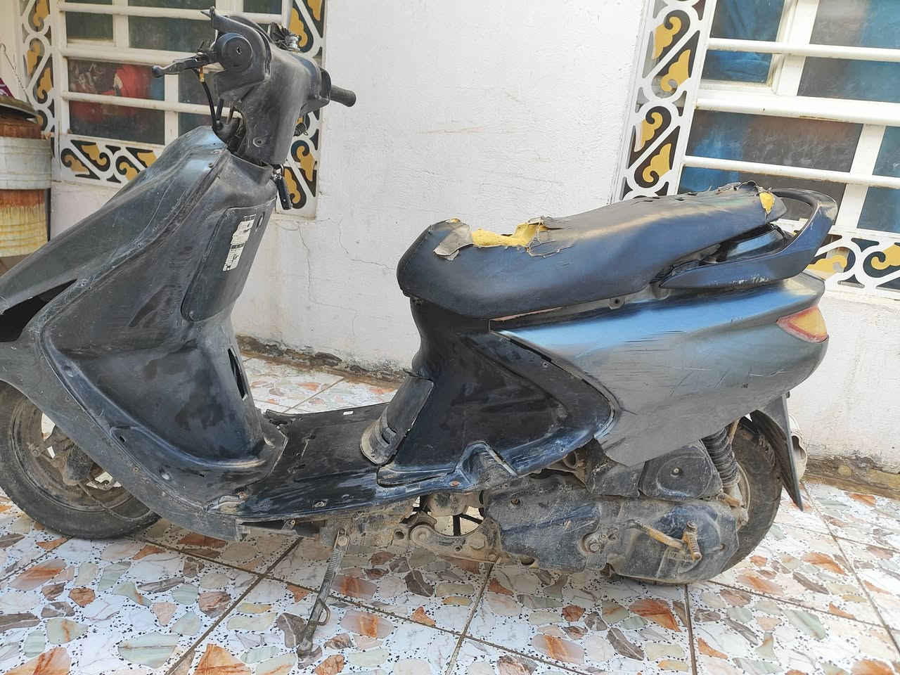 سلام عليكم. فراشة للبيع. محرك ما مفتوح مال حاوية. الدراجة حلوة بس عايزهة ترتيب شوية ما بيهة اشاير وضوة خارجي وعوزهة ترتيبات السعر 300وبيهة مجال قليل المكان نجف الحولي شارع 30الاتصال ***********
