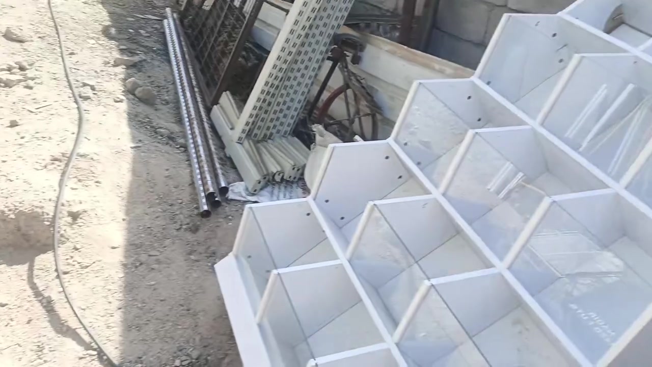محل كامل للبيع من 2عارضات بطحيه كبيره وا 2وسط وا 1صغيره 
عارضات عموديه 5
رفوف كامله 
سفينه عدد 2
بصره ابو خصيب سيبيليات 
ستفسار على هاذ رقم ***********
