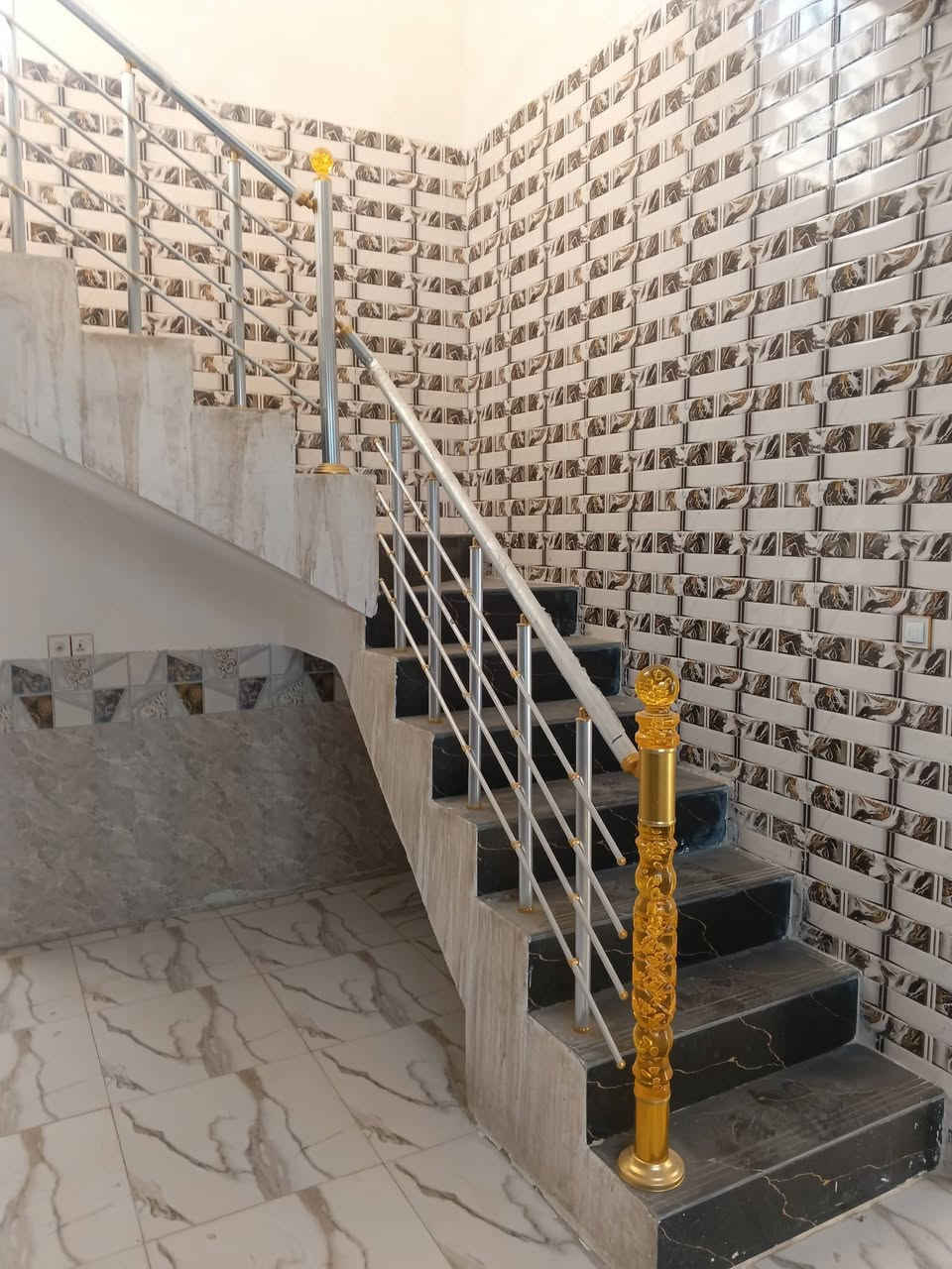 السلام عليكم يتوفر بيت للبيع المساحة 100متر في منطقة الشبانات قرب شارع أبو مهدي المهندس خدمات كامله مي ومجاري وكهرباء وتبليط عرض الشارع 9متر تبليط يبعد عن شارع أبو مهدي المهندس 200متر يحتوي البيت على غرفتين نوم وصاله ومطبخ واستقبال وصحيات الاستفسار عن السعر ***********
***********
