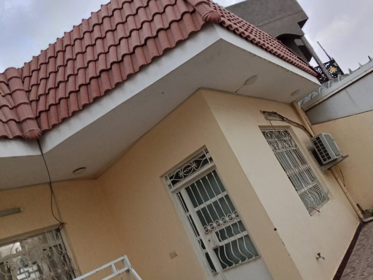 دار للبيع في الجامعة 200م طابق واحد مطبخ وصاله واستقبال مفتوح للصاله وغرفتين نوم ومجمع صحي والفوك بيتونه وممكن اضاف غرفتين مقابل مدرسة الجامعه بالفرع المقابل لها رقم القطعه 864 السعر خاص الرقم ***********
