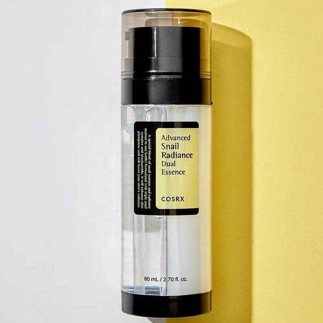 ✨سيروم كوزركس Advanced Snail Radiance Dual Essence  COSRX. سيروم مزدوج يجمع بين فوائد مستخلص الحلزون ومكونات تعزيز النضارة في عبوة واحدة. يجمع بين موسين الحلزون والنياسيناميد لتعزيز نضارة البشرة ومرونتها يعمل على ترطيب البشرة بعمق وتوحيد لونها.يأتي بحجم 80 مل.تتميز تركيبته بأنها سريعة الامتصاص ولا تترك ملمساً لزجاً.

✅ والفوائد الرئيسية:-
✔️تركيبة مزدوجة يحتوي المنتج على أنبوبتين داخليتين تضخان السيروم معاً عند الاستخدام؛ إحداهما توفر المرونة والترطيب، والأخرى تعزز نضارة وإشراق البشرة.
مركب الحلزون الثلاثي (74.3%): يجمع بين ثلاثة أنواع من مخاط الحلزون (الأرضي، والأسود، والذهبي) لترطيب البشرة بعمق وتحسين مرونتها.
✔️النياسيناميد (5%) يعمل على تفتيح لون البشرة، وتقليل البقع الداكنة، وتقوية حاجز الجلد.
✔️الترطيب والامتلاء يساعد السيروم على جعل البشرة تبدو ممتلئة وصحية، كما يعالج الجفاف والخشونة دون ترك ملمس لزج.
#الاصلي المنشأ كوريا 🇰🇷💯
السعر 12 الف
🚘 يوجد خدمة توصيل لجميع محافظات العراق ٤ الاف 🚘 بغداد, العراق


**إذا كنت صاحب هذا الإعلان وتريد حذفه لأي سبب، رجاءا أرسل رسالة إلى الدعم الفني**