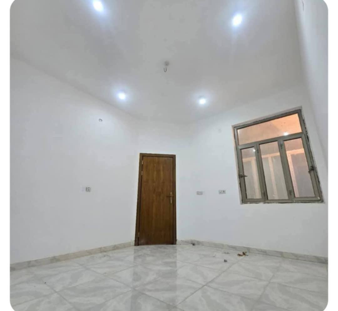 #اللهم صلِ على محمد وال محمد

#دار سكن الشراكية الثالثة خلف مجمع بوابة المثنى 

#المساحة 200 متر طابق واحد بناء 2024 كونكريت مسلح عالي عن الشارع 

#تفاصيل الدار غرفتين وصالة وبراني وطارمة وصحيات داخلية وخارجية الدار فارغ حالياً 

#السعر 130 مطلوب 25 وبيد البائع 105 مع المجال التسديد الشهري 200

للاستفسار اكثر عن موقع العقار الاتصال على الارقام التالية او مراجعة مكتب عقارات المختار شارع زمزم قرب حسينية السيدة زينب عليها السلام 

*********** يوجد واتساب 
***********
