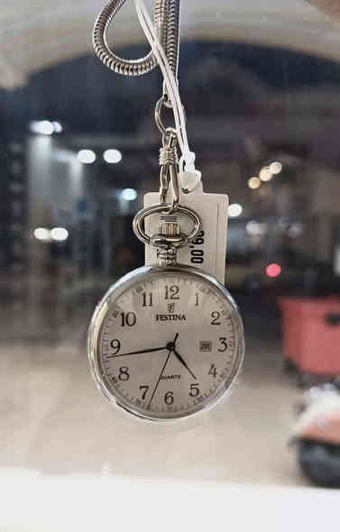 #FESTINA
#فيستينا اصلي كاملة المرفقات جديد غير مستخدم 

ستال ستيل

علبة دفتر ضمان زنجيال 

نافذه عرض التاريخ 

للحجز او الاستفسار خاص لطفا 

سعر البيع جدا طيب 

يوجد توصيل 

او واتساب ***********
