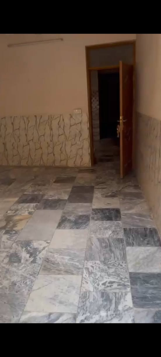 بيت للبيع طابو سكني مساحة 63متر واجهة 4متر مسلح حديث يحتوي  عل طرمة. وصالة وغرفة نوم ومطبخ وخدمات.  طابق اول غرفتين نوم وحمام غربي.    طابق اخير سطح . الموقع بغداد  سبع ابكار م 340 المربع الذهبي. خدمات فووول. الفووول  ومن الله التوفيق

للاستفسار : *********** بغداد, العراق
