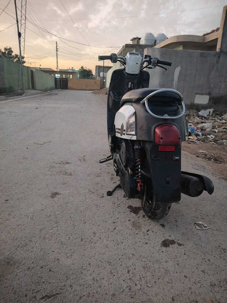 سلام عليكم دراجه للبيع خير من الله شغاله هندر واحده دراجه حلوه ونضيفه سعر 350 وبيه مجال بصيط مكاني جسر ديالى القديم رقم ***********
