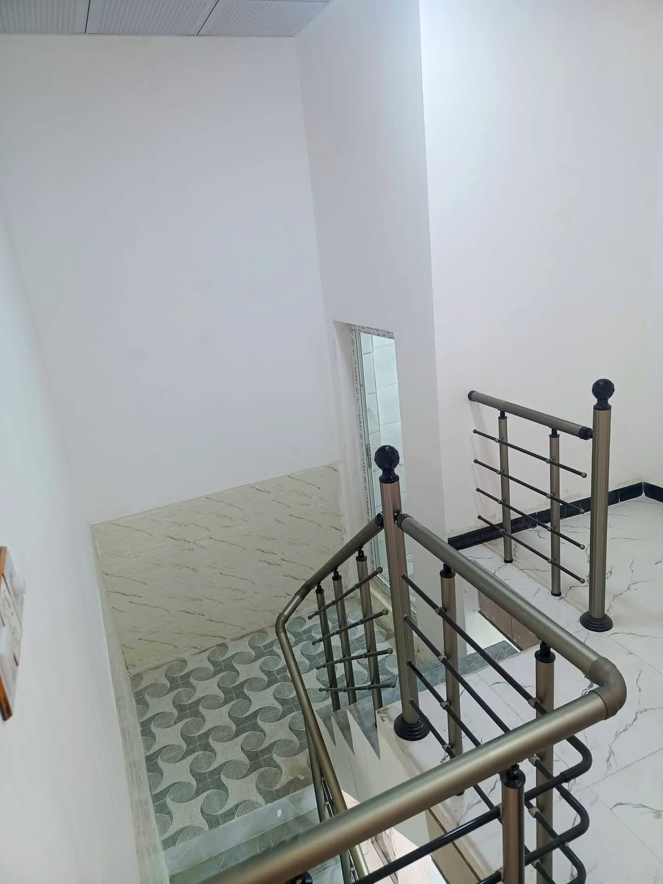 يوجد لدينا بيت للبيع حي ميسان قطاع 77ع الشريط قرب شارع 20متر مساحه 50متر طابقين يحتوي على استقبال وصاله ومطبخ وصحيات والطابق الثاني يحتوي على غرفه وصاله وصحيات صب كونكريت ارضيه بورسلين جدران سيراميك سقوف سي إن سي السعر المطلوب خاص 

للاستفسار والمعلومات اتصل ***********
