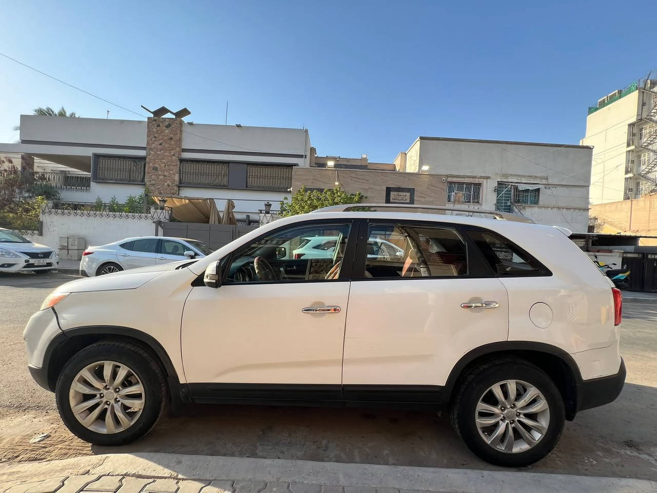 سورنتو ٢٠١٠ ابيض خليجي ٦ سلندر ماشية ١٥٣,٧٨٥km  رقم اللوحة بغداد خصوصي ضررها موجود بالصوره تحديد الضربه والقطعة الي صاير بيها الضرر مصبوغة يعني ثلاث قطع مصبوغة للاتصال :***********
