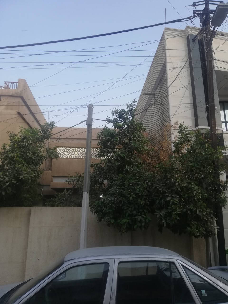 مكلف بلنشر فقط اي استفسار اتصلو على صاحب بيت ..للبيع جزء من بيت في منطقة حي تونس افاق عربيه طابو سكني صرف وليس زراعي مساحه ١١٧ متر الواجهه ٥.٨٥ في ٢٠ متر رقم صاحب دار ***********
