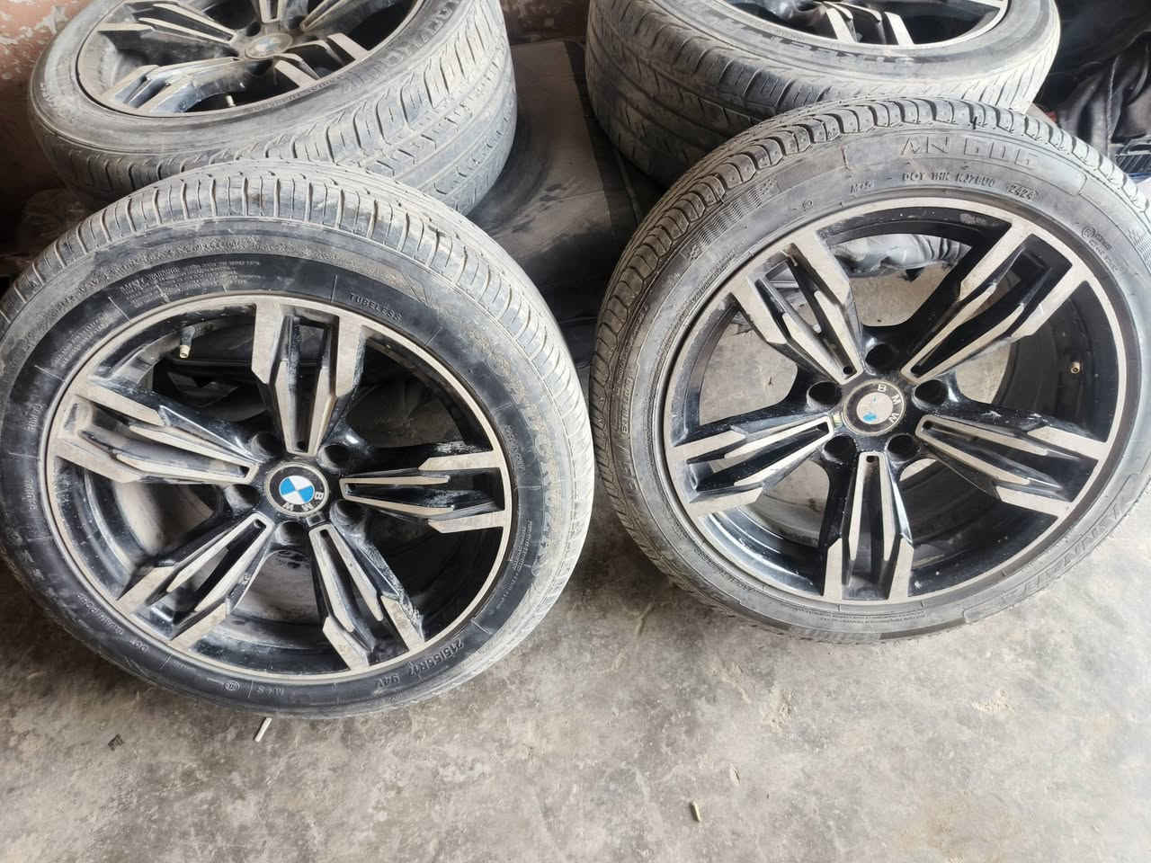 سلام عليكم ويل ١٧ بيه تخم تاير جديد ويل واحد بيه فطرين سعره ٢٧٥ 
***********
