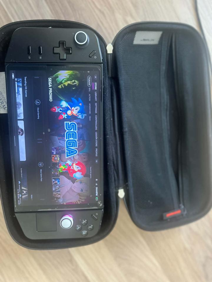 Lenovo go z1 extreme, جیهازێکی پاک و بێ کێشە، کەیس و قاعیدەشی بە جیا لەگەڵە ، لەگەڵ شەحن بەس بیلادی نییە

تایبەتمەندی:
Processor: AMD Ryzen Z1 Extreme with 8 cores and 16 threads, operating at 3.3 GHz (boosting up to 5.1 GHz). 
Graphics: Integrated RDNA3 780M graphics. 
Memory: Up to 16GB RAM. 
Storage: NVMe 500GB

Display: 8-inch PureSight display with a 16:10 aspect ratio and 120Hz variable refresh rate. 

سلێمانی
نرخی 550 هەزار دینار
ژمارە: ***********
