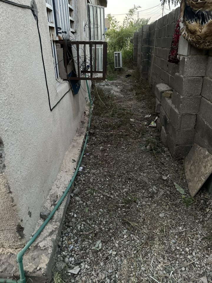السلام عليكم بيت للبيع بمساحه 850عقد 117العنوان بغداد  قرب تقاطع النهروان 9نيسان قرب ماركت ابو علي يبعد عن الشارع العام 150متر السعر 135 وبي مجال ***********
يحتوي على
كراج كبير جدا 
حديقة كبيرة 
قطعة بصف البيت مساحتهة 400 
3 غرف نوم 
استقبال كبيرر خارجي 
هول
مطبخ مع صالة 
حمام 
حمام خارجي 
بيتونة
