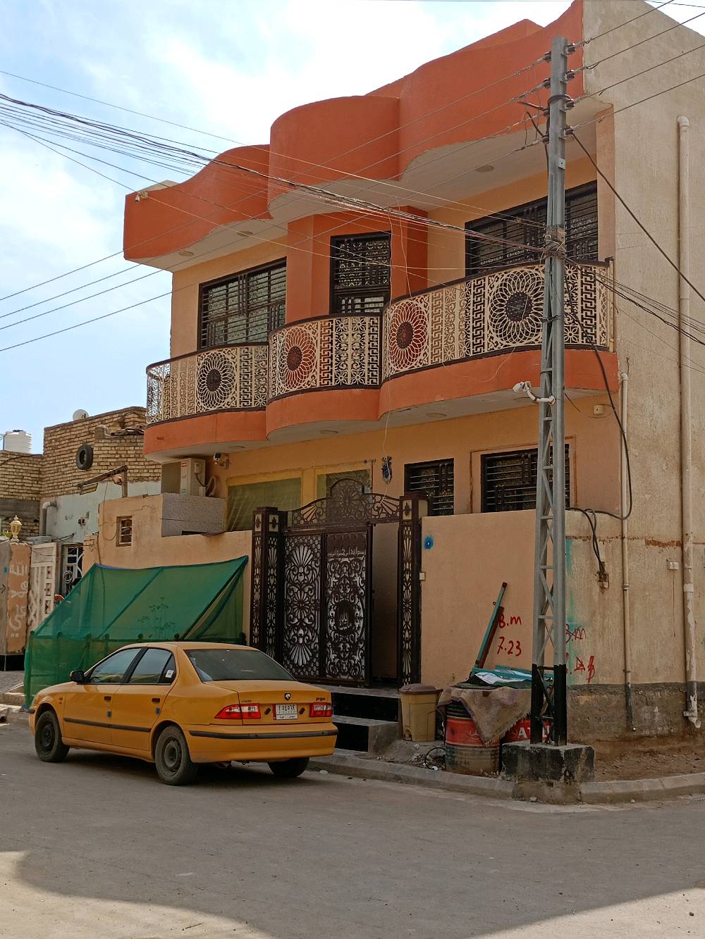 دار للبيع 100 م مربع ركن مكان حي النهاوند خلف البطاقة الوطنية غير محجوز للدولة