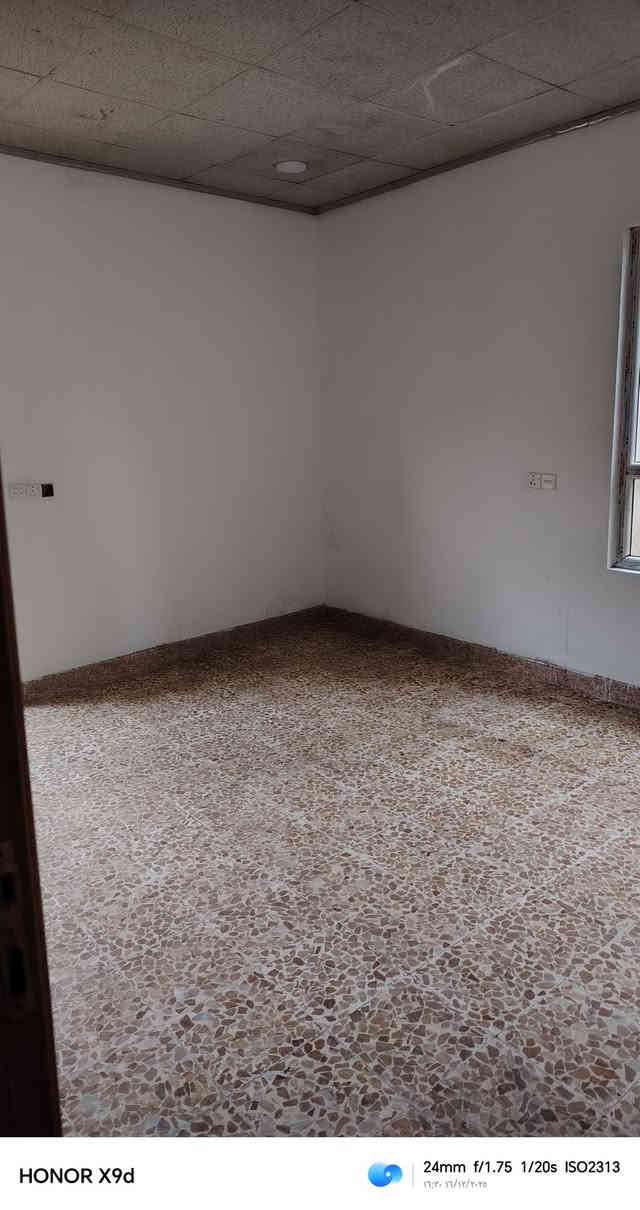 بيت الايجار حي عدن قرب جامع الروف غرفتين نوم استقبال مطبخ و صحيات / البيت 100متر /  السعر 300/  ***********/  ***********/ مكتب تاج الملوك
