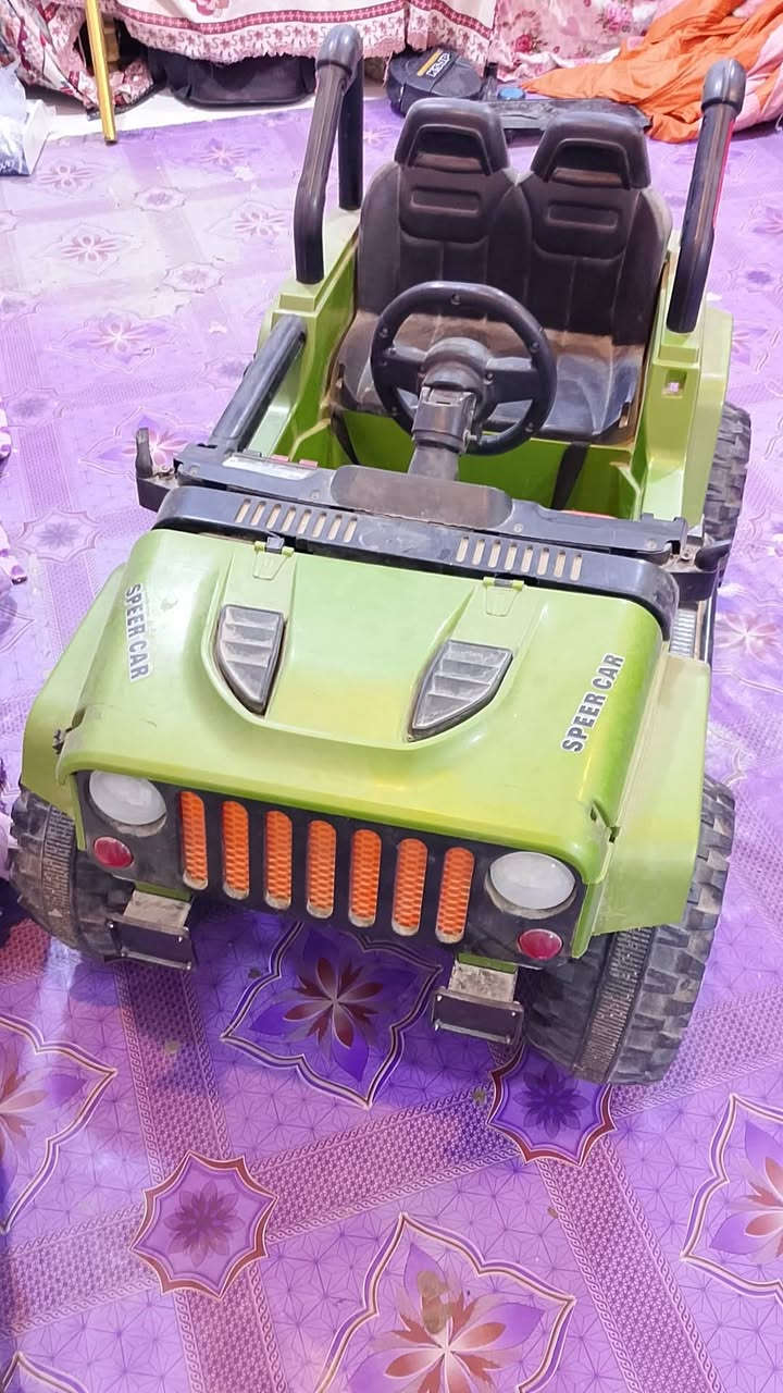 سيارة اطفال شغاله على الباتري نظيفه وجديده***********
