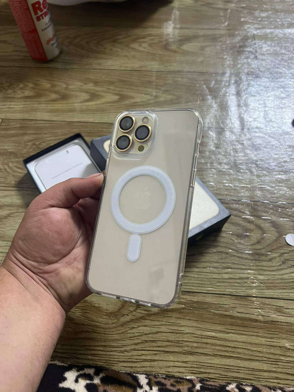 السلام عليكم 13 برو ماكس (( شرق اوسط ماستر ))  لون ذهبي مميز كامل ملحقاته مستبدل شاشه وبطاريه فقطط البطاريه مال تفصيخ من جهاز ثاني والشاشه اقوى نوعيه بل سوك حالها حال الاصلي وهاهيه جهاز جديد جديد كلش والفيس ايدي شغال كلشي بل جهاز شغال السعر 430 
*********** فقط واتساب
