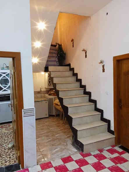 بيت للبيع من صاحب الملك نفسه الشراي احوله اله
 المساحة / 160 متر 
نوع الطابو / ملك صرف
سنة البناء / 2024 البناء بلوك الشلامجة بناء حديث والبيت ركن
طابق واحد
يحتوي على استقبال ومطبخ وصاله وغرفتين نوم وكراج وصحيات داخلية وخارجية
العنوان / البصرة . التنومة . حي الجامعة . نهاية شارع سيد عواد
السعر / 225 مليون وبي مجال
باقي التفاصيل خاص او واتساب فقط 
***********
