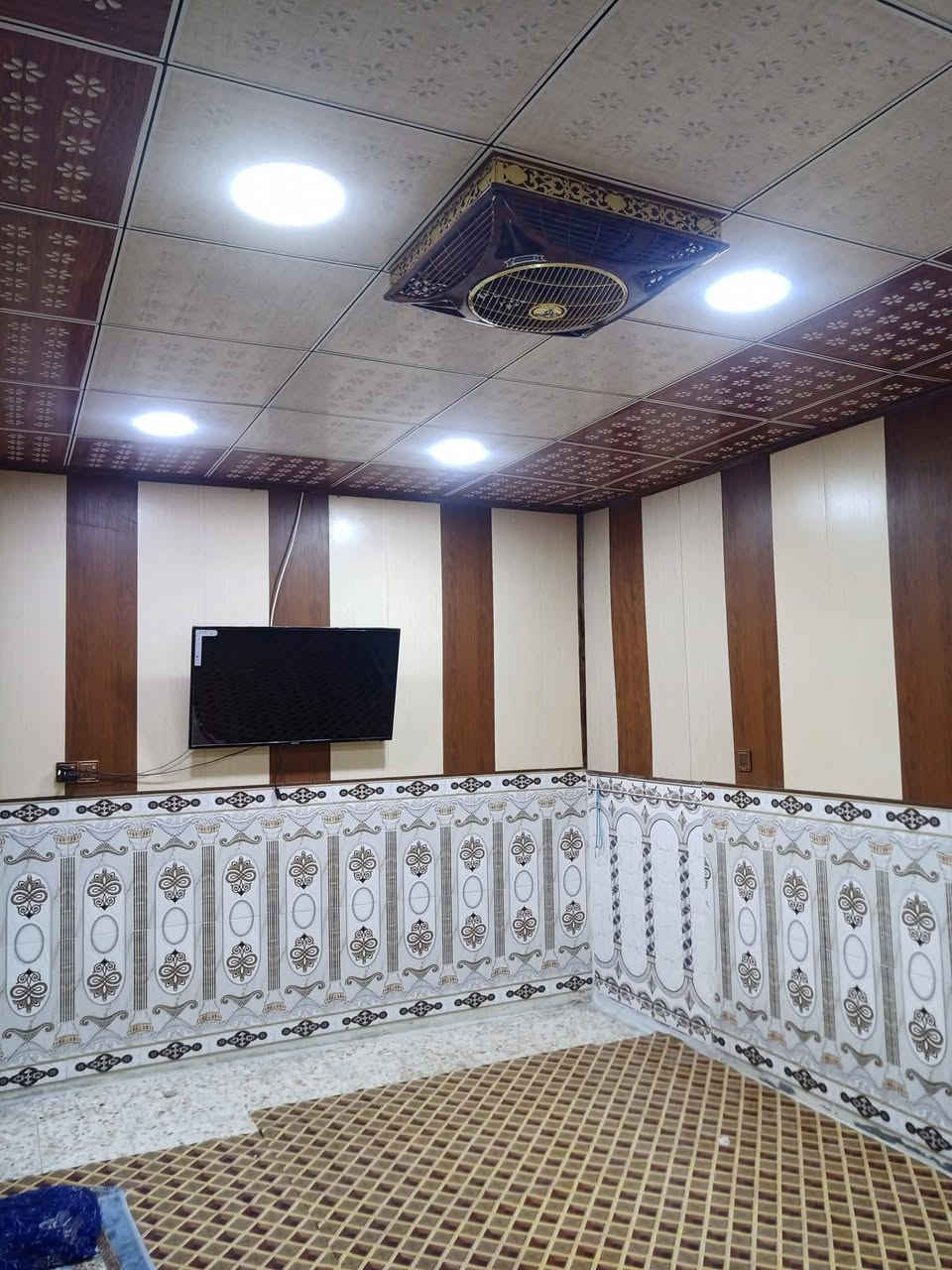 السلام عليكم بيت للبيع في الحيانيه حي الحسين مقابيل المدارس قرب المستوصف السوق مالت الحياني المدينه البيت خمس غرف بيه زائد ديوانيه زائد استقبال زائد كراج طوله 10 امتار بيتركن طابوس البيت مراوس عادي مساحه البيت ( 140) *********** واتساب
