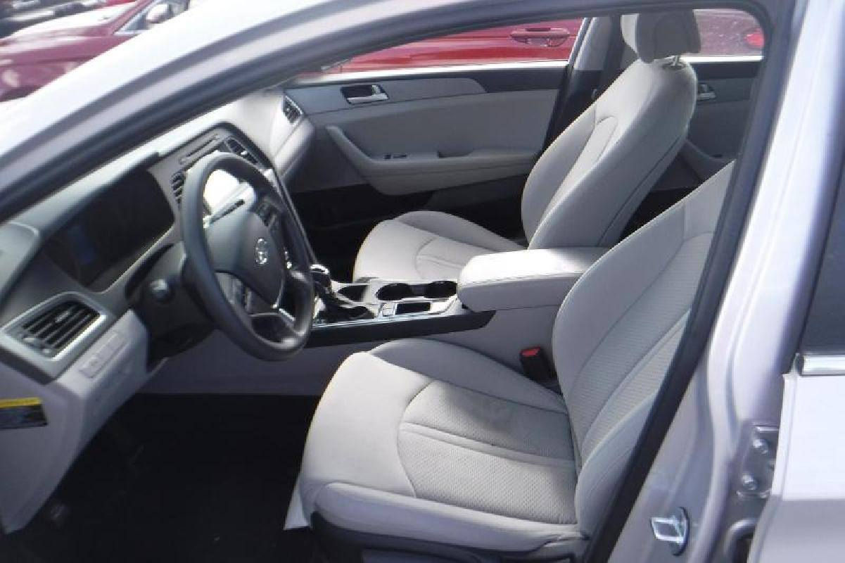 سلام عليكم للبيع سوناتا موديل 2016 وارد امريكي  حادثها موضح بالصورة   سونار موجود بالصور جاملغ خلفي  مصبوغ باب خلفي  والباقي بدون دواخل   محرك2400 كير تبريد حداديه تمام شاشه كامره خلفيه تحكم ستيرن نضام أيكو+نضام أيكو مثبت سرعه سياره جديده رقم بغداد سنويه مجدده  تحويل بسمي  سعر ١٢٥ مجال كلش قليل***********/عنوان ديالي
