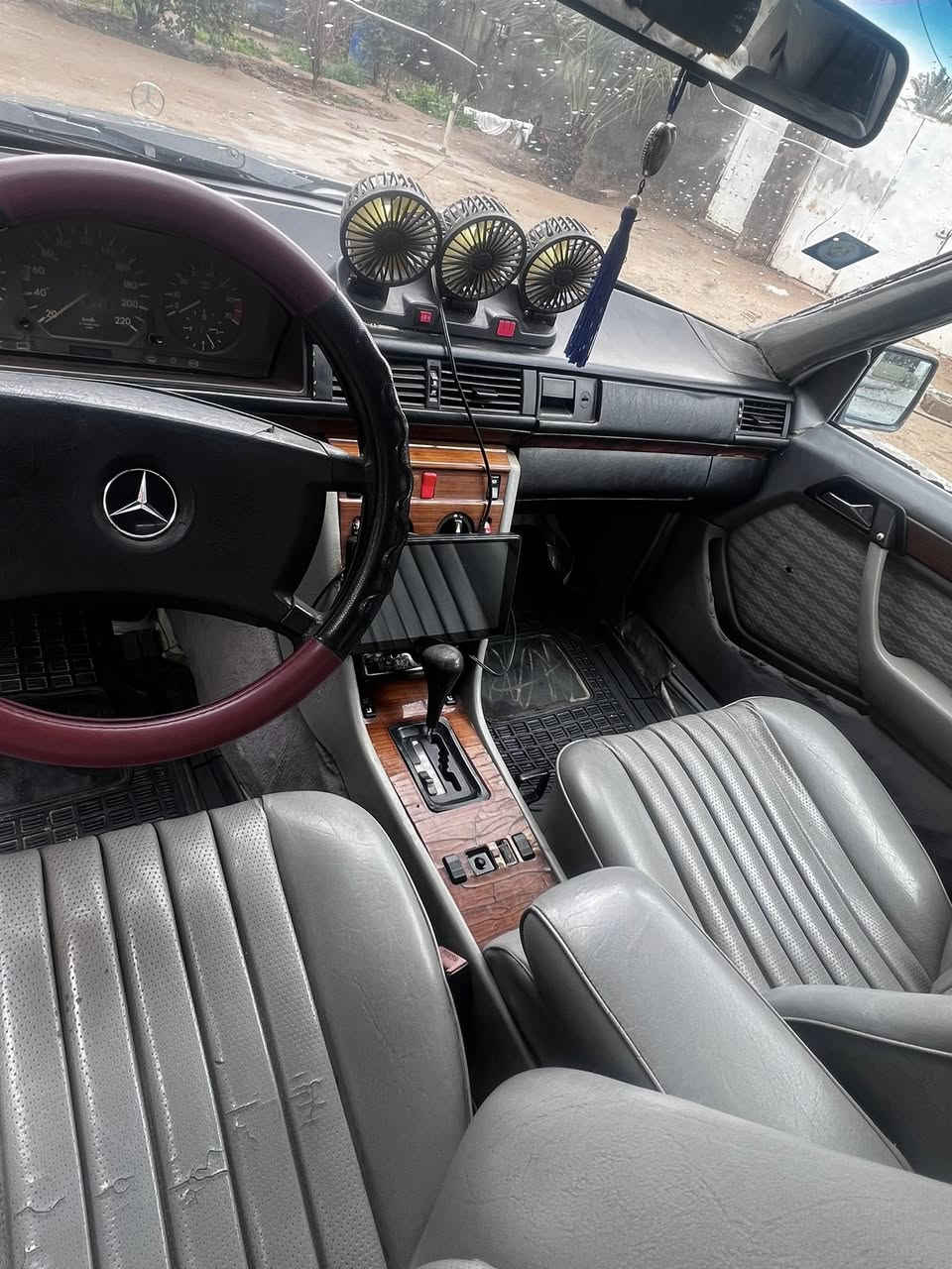 السلام عليكم مارسدس دب 1985 بصمه مو سويچ تشغيل عن بعد فانات مو كلچات رقم بصره /عارضات/كامرا /بدون ضربه /مصبوغه عام وشوفة عينك بدي صافي السعر 55وبيها مجال ***********
