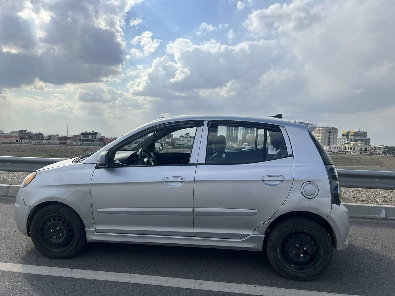 کیا پیکانتۆ مۆدێل ٢٠١٠ مواسەفات چوارجام کارەبا قفڵ مەرکەزی  ئاوێنە کارەبایی  ، چوار پارچەی سبوغە کاڵبوونەوەشی هەیە ١٩٩٠٠٠ هەزار رۆیشتووە نرخی ٦٨وەرەقەو معامەلە ژ.م ***********
