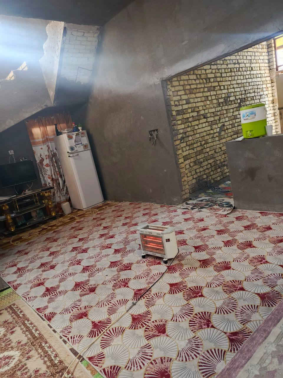 السلام عليكم شباب بيت للبيع مساحه٢٤٠م يتكون من غرفتين صاله مطبخ صحيات لستقبال مامبني طابو زراعي حي عسكري قرب جامع إلامامين العسكريين 
استفسار ***********
أو مراسله صفحه
