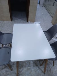ميز طعام • ٤ كراسي • المطار الجديد