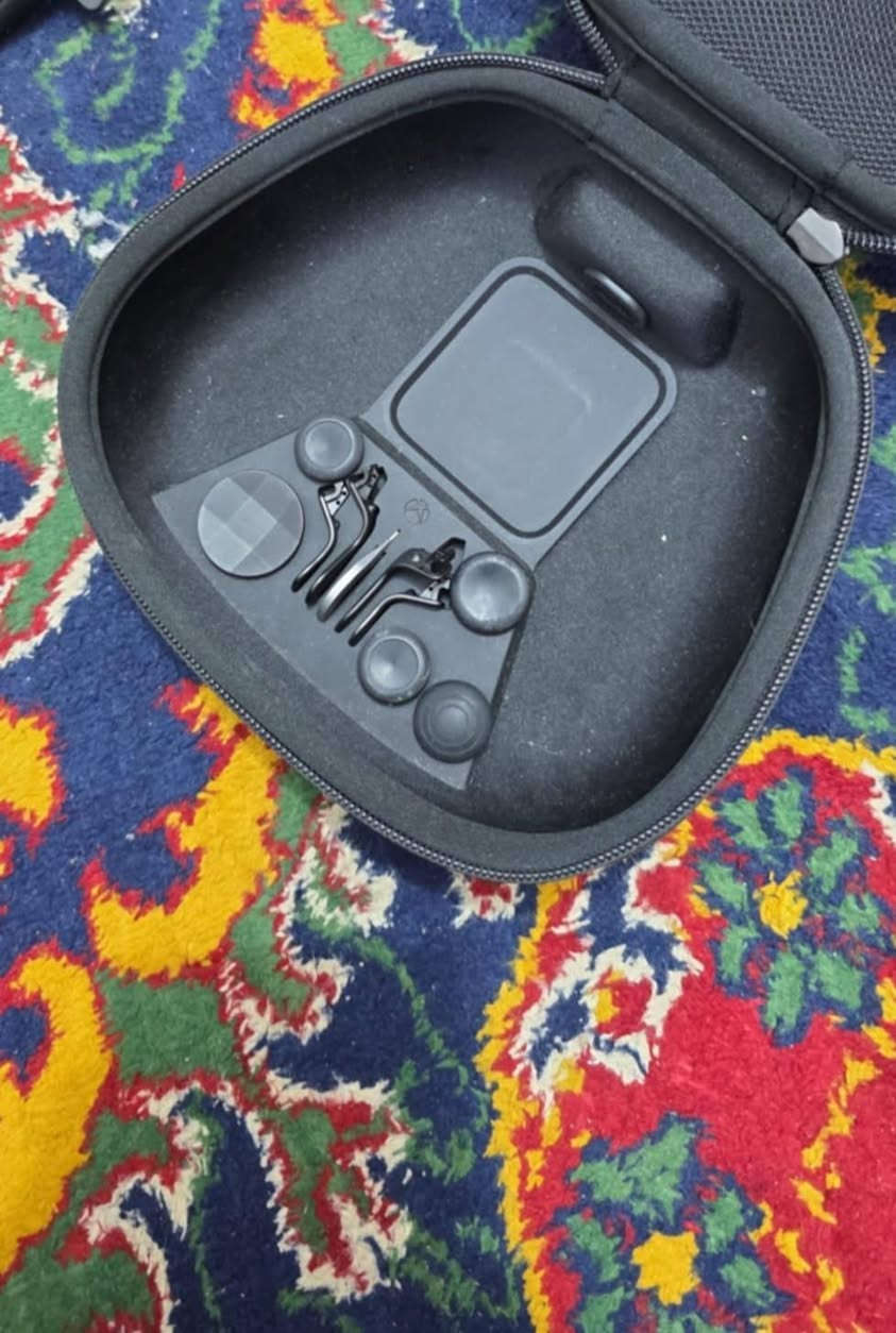 السلام عليكم
 يدة XBOX ELITE SERIES 2
كاملة بدون درفت 
مشكلتها ازرار L1 و R1 ما يشتغلن 
بس عندك اربع ازرار اضافية تكدر تخصصهن براحتك 
تجي تفحصها على تطبيق  مخصص للفحص 
سعرها 40 قفل 
(لحد يكَلي ب30 لان عطلانة وهية بس الجنطة وغراضها ب25)


**إذا كنت صاحب هذا الإعلان وتريد حذفه لأي سبب، رجاءا أرسل رسالة إلى الدعم الفني**