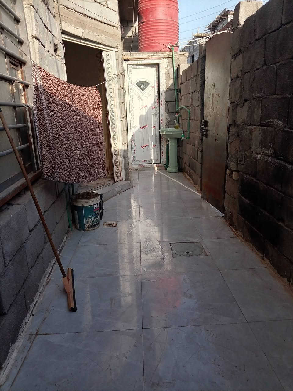 سلام عليكم بيت للبيع وقف سني أصولي مسجل مساحه 120ثاني بيت عن شارع للعام عرض شارع 10متر نقص البيت لبخ الواجهيه وسقف ثانوي فقط البيت جاهز من كل شيء الجيران خوش جيران الواجهيه 8ونص ونزال
 14 واكو فضله ويه البيت 4امتار سعره54وبي مجال ***********
