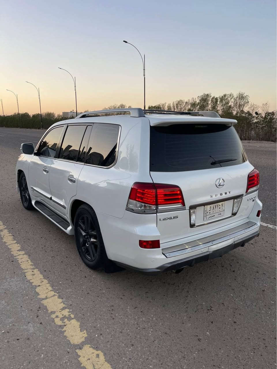 لكزز موديل 2014 بريمي خليجية 
أعلى موصفات SPORT 
رقم بغداد تحويل 
 المحرك: 8 سلندر بنزين
 نظام الدفع: رباعي (4WD)
 اللون الخارجي: أبيض لؤلؤي
 اللون الداخلي: قرميدي فاخر مع سقف أسود
 المواصفات:
 • شاشة ملاحة كبيرة + شاشات خلفية 
 • جكات صعود و نزول بمستوى سيارة
 • نظام صوت Mark Levinson فاخر
 • مقاعد كهربائية أمامية وخلفية مع تبريد وتسخين
 • فتحة سقف
 • نظام ذكي دخول وتشغيل بصمة جميع الأبواب 
 • رادار + تنبيه خروج عن المسار
 • كاميرات محيطية 360°
 • مثبت سرعة ذكي
 • أنوار LED نهارية + زينون
 • جنوط وكالة مقاس 20 إنش
 المسافة المقطوعة : 170 K 
ملاحظة/ تبديل جاملق امامي اصلي بدون ضرر داخلي 
ومكانين بارد بسيط كفالة عامة ضربة و صبغ مكينه و كير شرط على حال شركة مع سيرفس عام بدون نقص 
رقم الهاتف : ***********
العنوان : البصرة
السعر : 390$ 
بيع فقط فقط فقط …… البصرة, العراق
