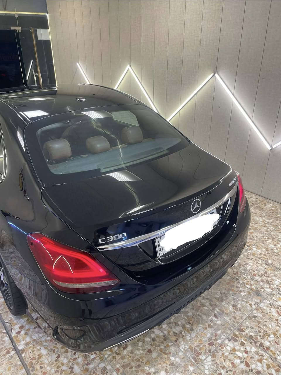مرسيدس C300 بدي AMG 2019 بلادي سياره بيه صبغ  على كد شبر بلبنيد  والحادث مالته جاملغ وبابتين صفحة الراكب مغيره قطع بلادي نفس اللون والمحرك مفتوح ايرباك البردة طاك فقط  السيارة مصروف عليهة وجديدة ماشية 160 الف قابل للزياد رقم السيارة اربيل سعر السيارة 220 وبيهة مجال

***********
