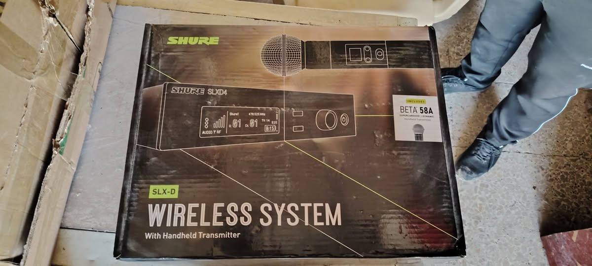 السلام عليكم ورحمة الله وبركاته اخوان هذا مايك معروف وقطعة راقية ومرتبة والكل يعرفها Beta 58a وسعرها جدا مناسب الي تفيدة يتفضل خاص على واتس اب ***********
