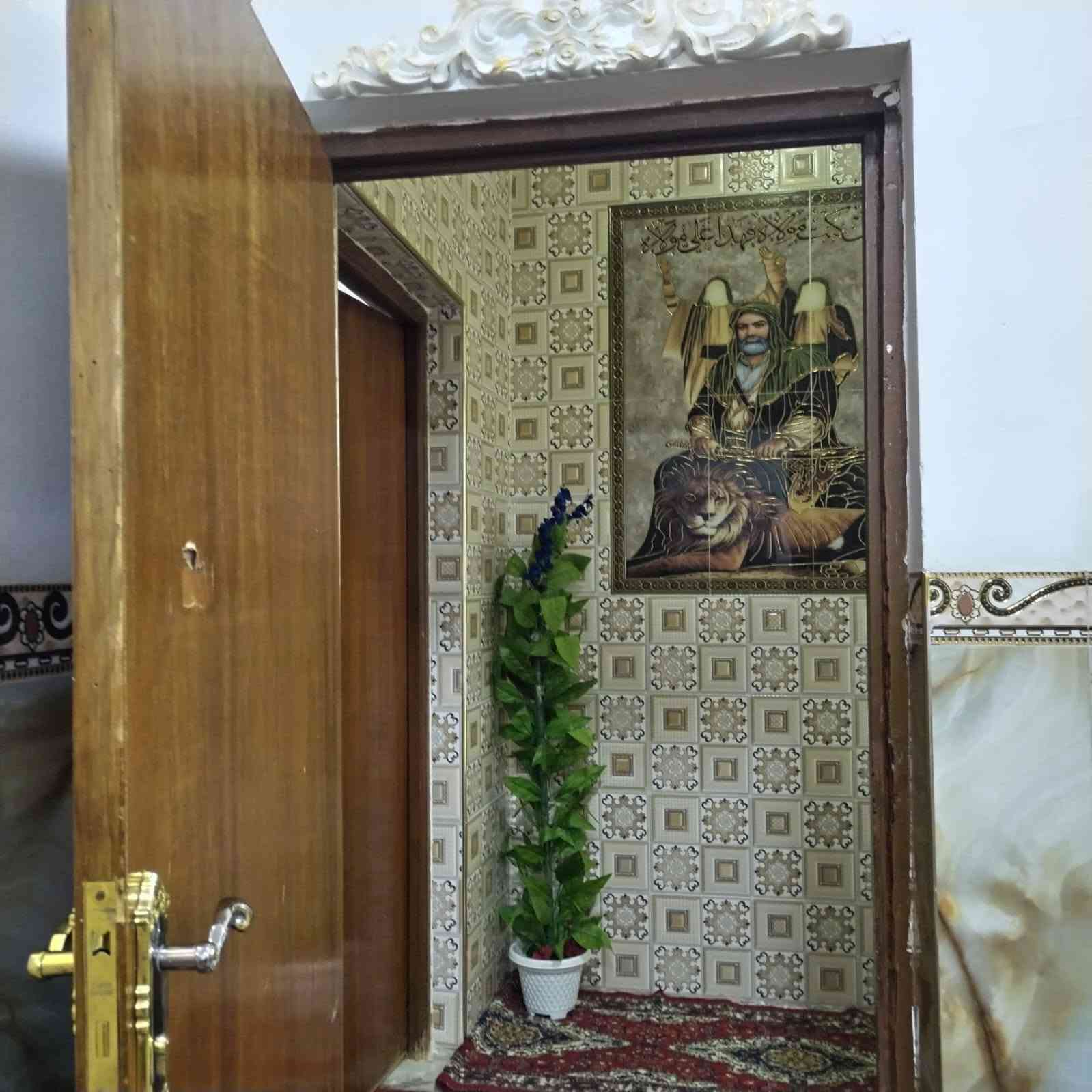 السلام عليكم دار للبيع في حي الزهراء مقابل ثانوية الانتصارات مساحة ٢٠٠ متر طابقين بناء طابوق يحتوي على ٣غرف استقبال هول مطبخ ترك خلف البيت وبجانب البيت صحيات داخلية وخارجية البيت نظيف جدا السعر ١٠٠ الاتصال ع الرقم ***********
