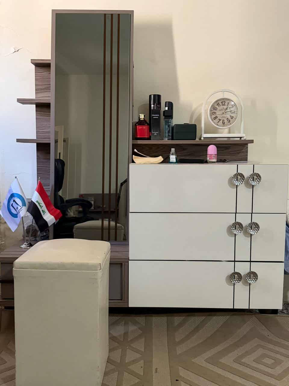 غرفة للبيع صبغها حراري ضد الخدش ثگيلة وتكمة والسرير مالتهه ابو المخزن تحتوي على 7 قطع نسبة نظافتها 90 بالمية واضح عدكم بس كم ملاحظه بسيطه يرادلها بيدات الكنتور مكانهه بغداد العطيفية


**إذا كنت صاحب هذا الإعلان وتريد حذفه لأي سبب، رجاءا أرسل رسالة إلى الدعم الفني**