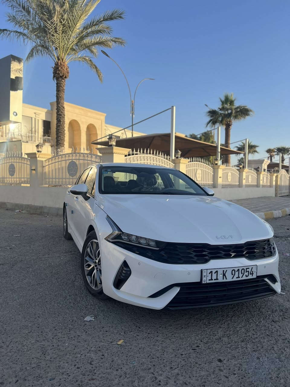 السلام عليكم  KiA K5 موديل 23 وارد كوري محرك 2000 دوش هايبرد الضرر فقط 4 رصعات خفيفه في القماره وتكحيل بسيط في الدعاميه الخلفيه ويم البلوجكتور بل دعاميه الاماميه هم تكحيل بسيط باقي السياره كفاله عامه ممشى السيارة 21500Km وقابل للزيادة 
المواصفات 
شاشه كبيرة 
بصمه تشغيل 
بصمة دخول ابواب
تشغيل عن بعد
صندوق ذكي
وضعيات قياده 4
شفتات ستيرن
قيادة شبه ذاتيه 
تحديد مسار 
مانع تزحلق 
اوتو هولد 
مقاعد تدفئ وتبريد
السترين تدفى 
كير ماوس 
تبريد ثلج ميفصل ولا يبوخ بل ازدحامات لان هايبرد 
فول اقتصاديه التفويله الكامله تمشيك سبوعين حقيقي…
بختصار السيارة فول عدى الفتحه 

رقم التواصل واتساب : ***********
السوك كلشي بي المتعجبه يكدر يتخطى المنشور 
السعر 200 وبيها مجال بسيط جداً وممستعجل على بيعتها 
المكان بغداد السيدية .
