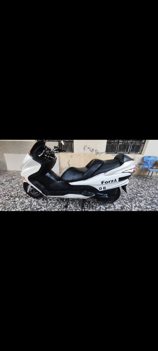 سلام عليكم  للبيع دراجة فورزا 0/8 عمية
كهربائيات كلة شغال الدراجة ( مرقمة رقم أنكليزي  تحويل مباشر وية صاحب الدارجه 
 الدراجه تاركها صار شهر   السعر 18 ورقة  راسلني او أتصل وتدلل 
***********   مكاني بغداد الكفاح
