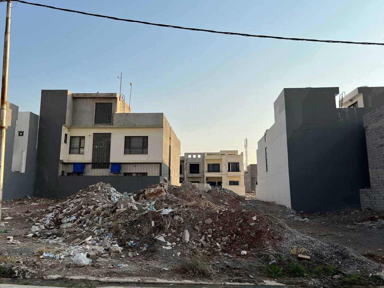 #عروض_عقارات_الحيدر

حي التعليم مجمع النور السكني 

قطعتين متجاورات للبيع مساحة كل وحده 240 م والواجهه 12 اتجاه شمال 
موقع مميز وراقي 
يمكن البيع حسب الطلب قطعه او نص او كلاهما 
للاستفسار اكثر الاتصال عل الارقام التاليه 
***********
***********
***********
