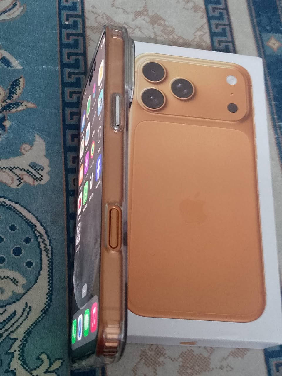 ايفون 17 برو ماكس (كوبي صناعه اماراتي)
لون برتقالي المميز مع لاصق وحافظه 
ذاكره 256 جهاز طبق الاصل 
نضام ايفون الجهاز مشحون 3 مرات جهاز كشخه 
بس مو مال العاب للعلم بس برامج اتواصل
اجهاز تفحصه يم المندوب وتشوفه وتقتنع يله تاخذه
رايده 175 قفل او مراوس ب ايفون 
مكاني بغداد وتوصيل موجود جميع محافضات العراق 
ارقم (***********)
