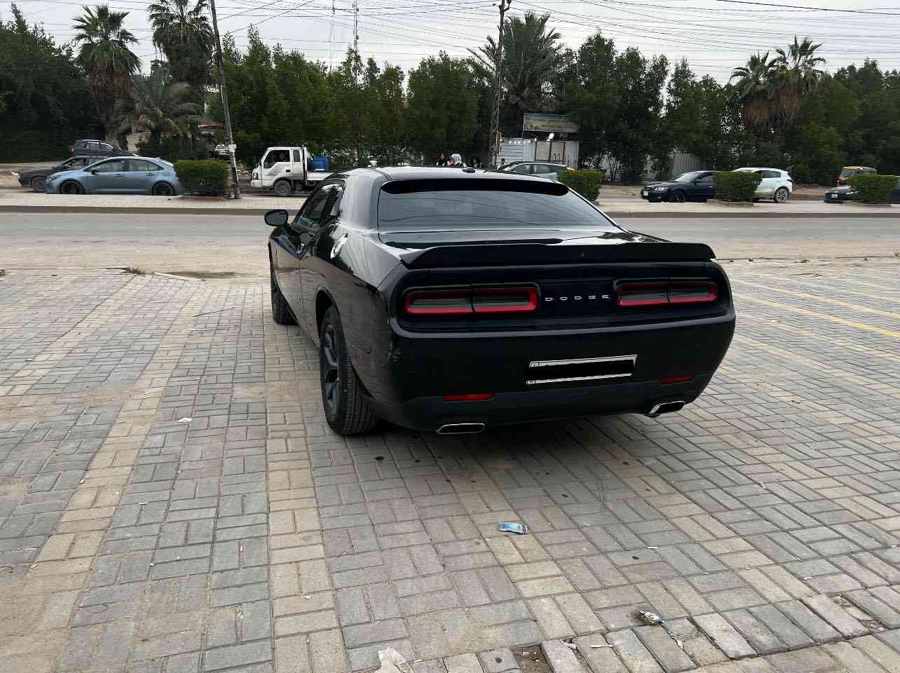 جالنجر 2018 SXT
حادث بسيط جاملغ ايسر وخشم البنيد 
صبغ 3 قطع 
شاشة وسط 
كشنات جلد 
داخل احمر 
مكينة كير مكفولات 
السيارة حلوة 
بيه مكانات بارد 
سعر مناسب 155 وبيها مجال
***********
