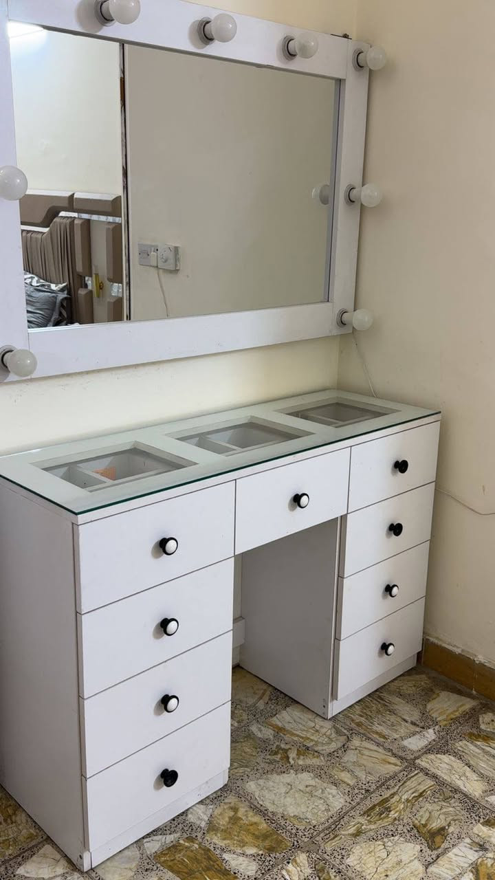 للبيع ميز تواليت توصا وتكمه 
السعر ١٥٠ بي مجال عنوان زيونه


**إذا كنت صاحب هذا الإعلان وتريد حذفه لأي سبب، رجاءا أرسل رسالة إلى الدعم الفني**