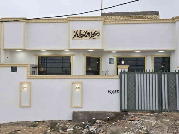 السلام عليكم
دار للبيع وجه على ساحه مربع مساحة ١٢٥م ركن كوت حي الحكيم شارع الوائلي البيت يحتوي على غرفتين نوم وصالة ومطبخ واستقبال البناء طابوق السعر ٦٠ وقابل للتفاوض للاستفسار مراسلة الصفحة او زيارتنا في المكتب مجاور حسينية بيت خليفة او الاتصال على *********** او ***********
