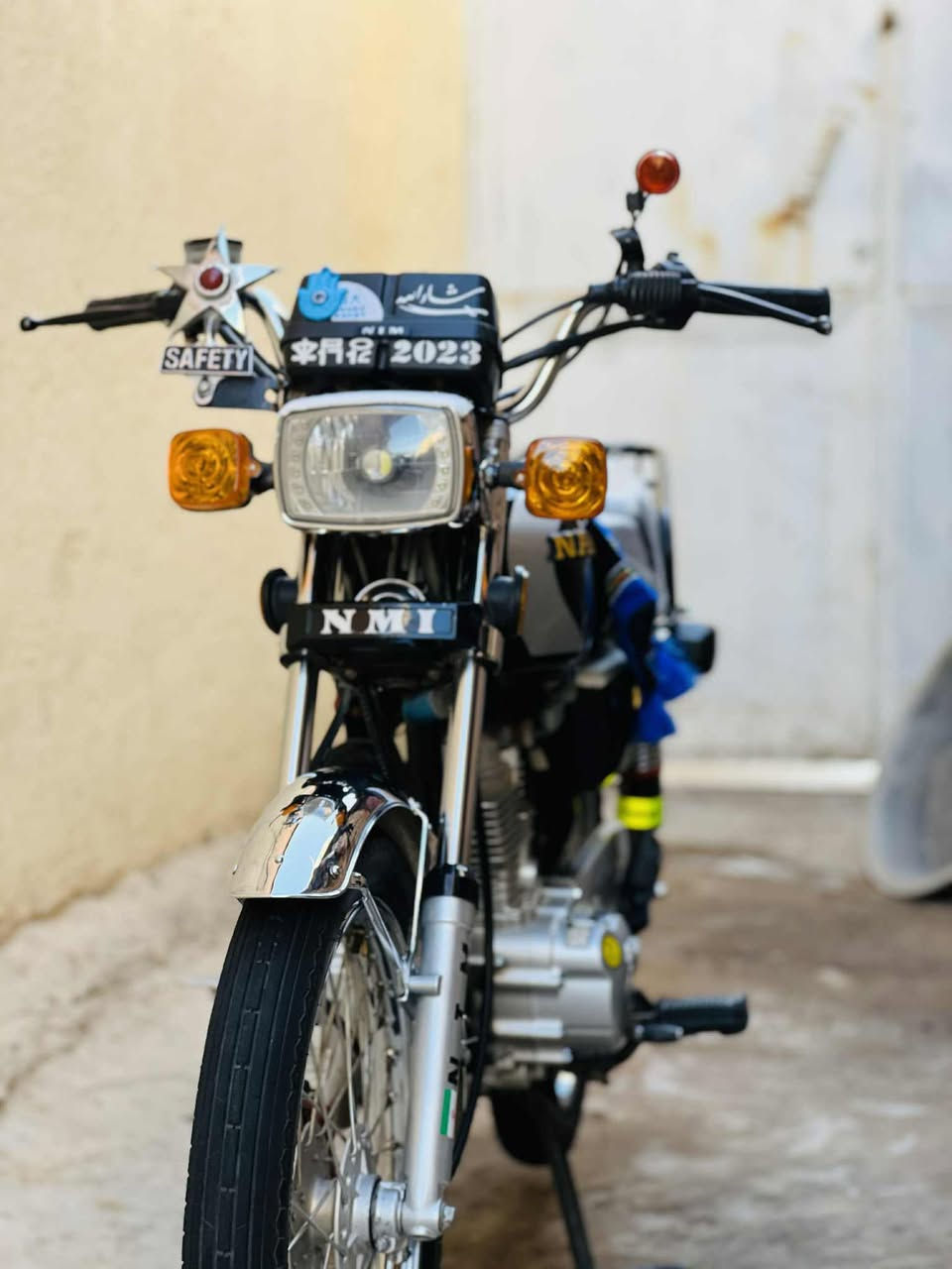 السلام عليكم دراجه للبيع اصولي اوراق مديل 23بسمي دراجه نضيفه مذب  عليها ربع  خاص مغلق الاستفسار ***********الشراي ينتصل وبي خير ويدلل
