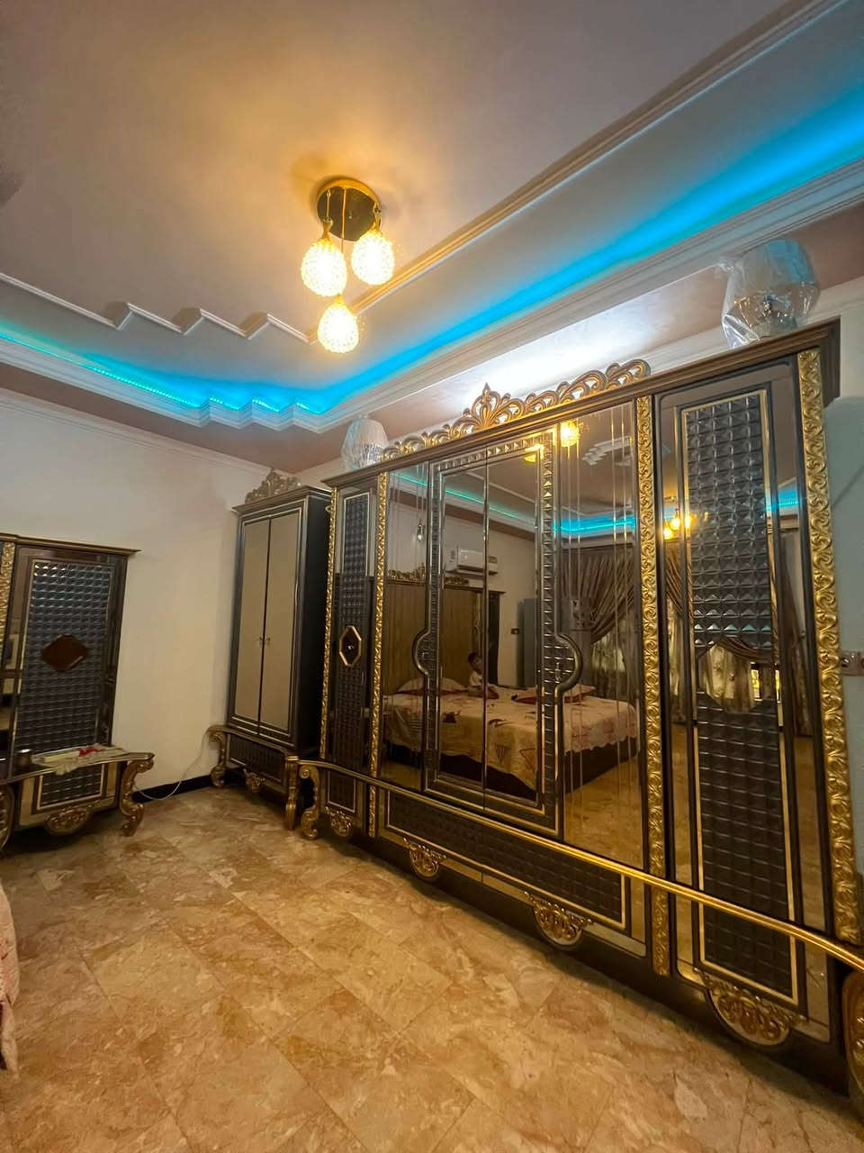 السلام عليكم ورحمة الله وبركاته
غرفه نوم تركي للبيع 

السعر مليونين 
 المكان بغداد حي الجامعه 
للتواصل خاص او واتساب ***********
