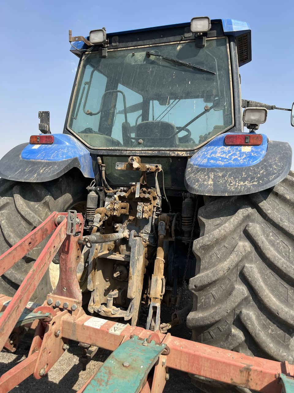 ئه و تراكتؤره بؤ فرؤشتنه 
حجم/150
مؤديل/2001
هيج شونيكى نه كراوه ته وه هه مووى به شه رته بؤسعرى 
***********
