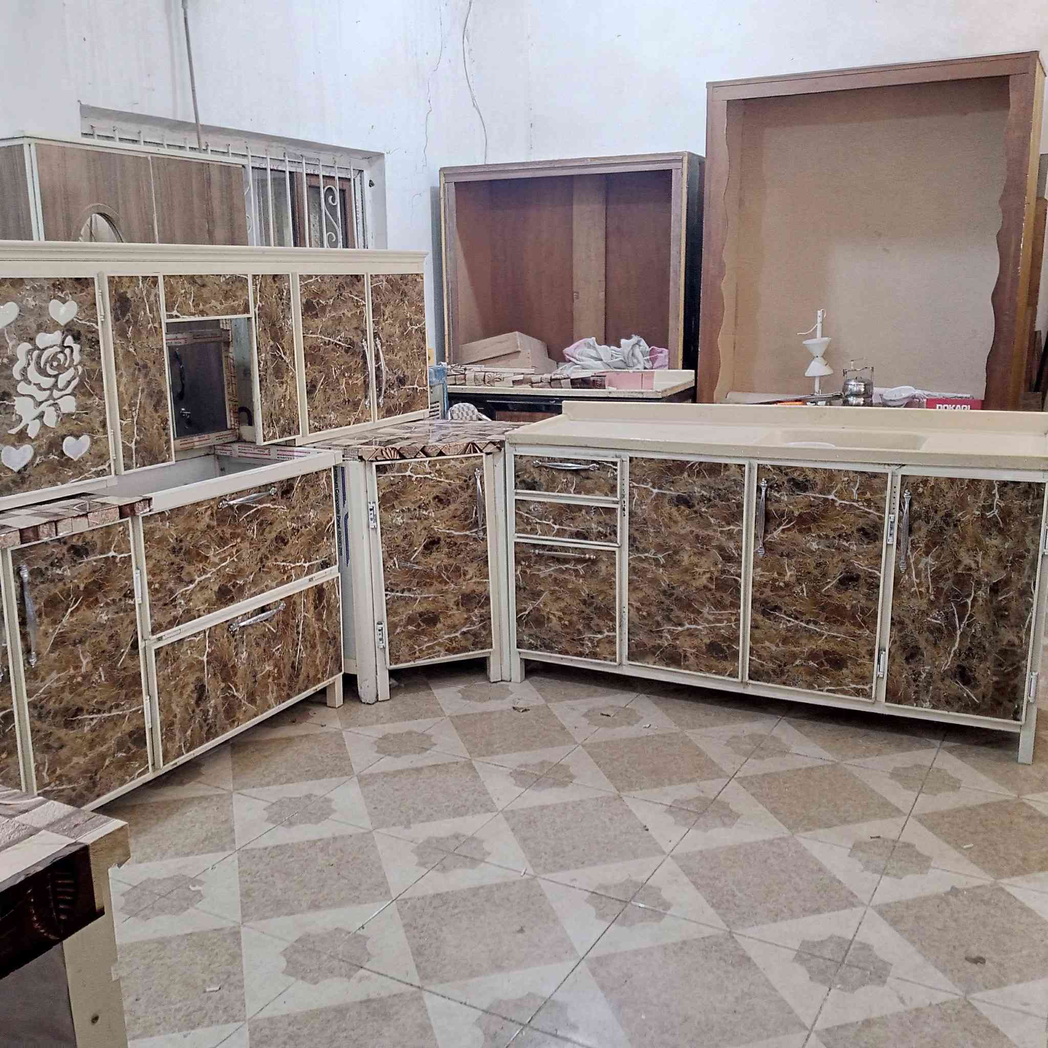 السلام عليكم كاونتر 7 امتار كلش نظيف مع مرمر اصلي ب 350 بيع سريع 
كركوك حي العسكري 
الرقم :***********
