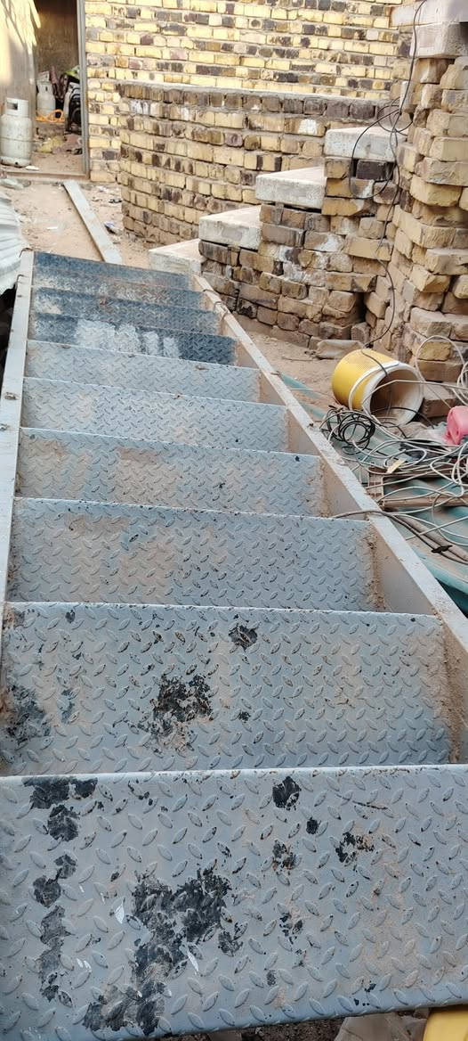 السلام عليكم درج حديد ثقيل طول 4 متر  
السعر 200 الف
رقم الهاتف ***********
