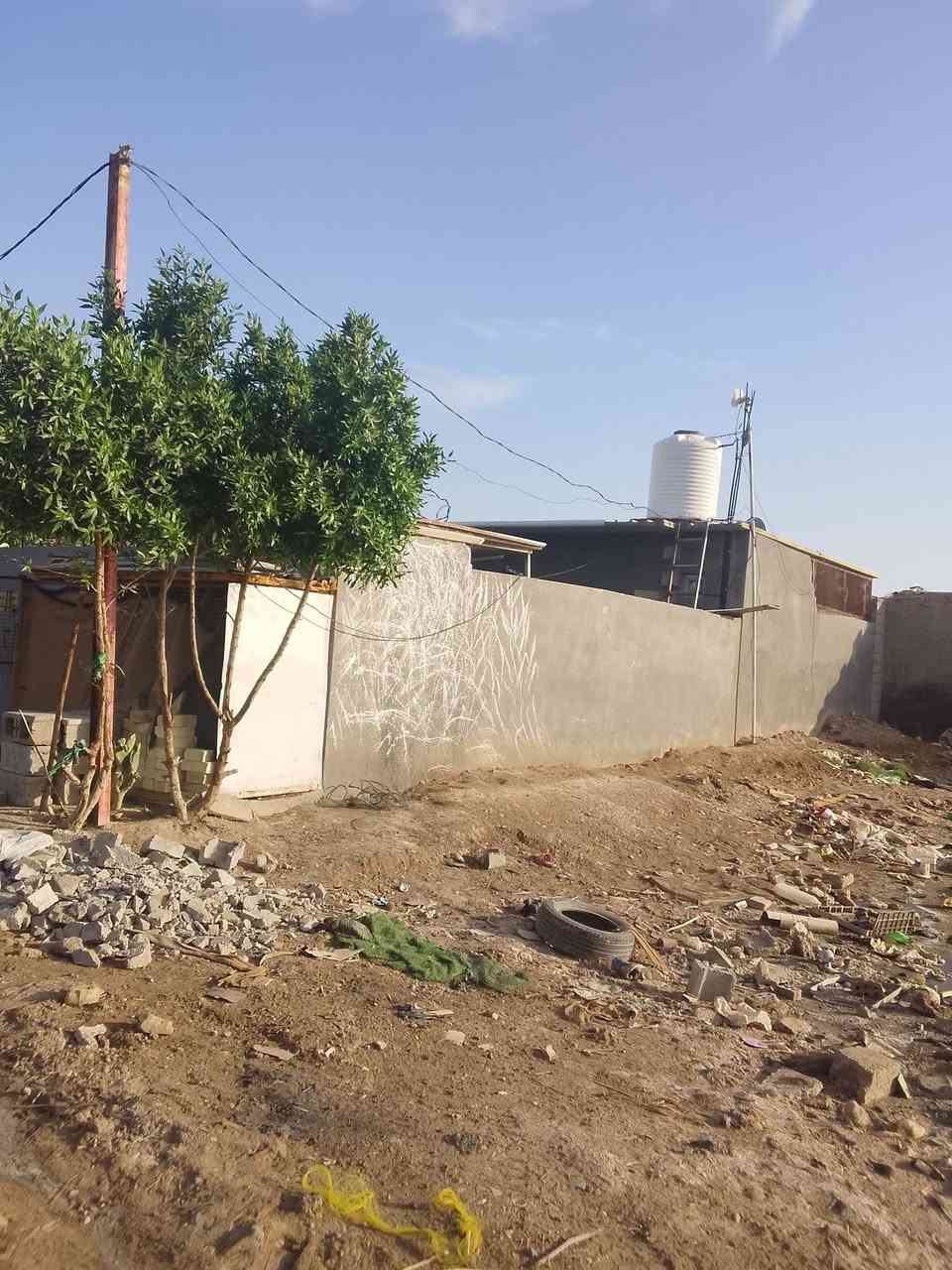 بيت للبيع المساحة 200متر يتكون من غرفتين وصالة وستقبال سكف سندويج السند البيت25 داخل محكمة البيت ورة محطة حمزت عيل *********** اتصال فقط
