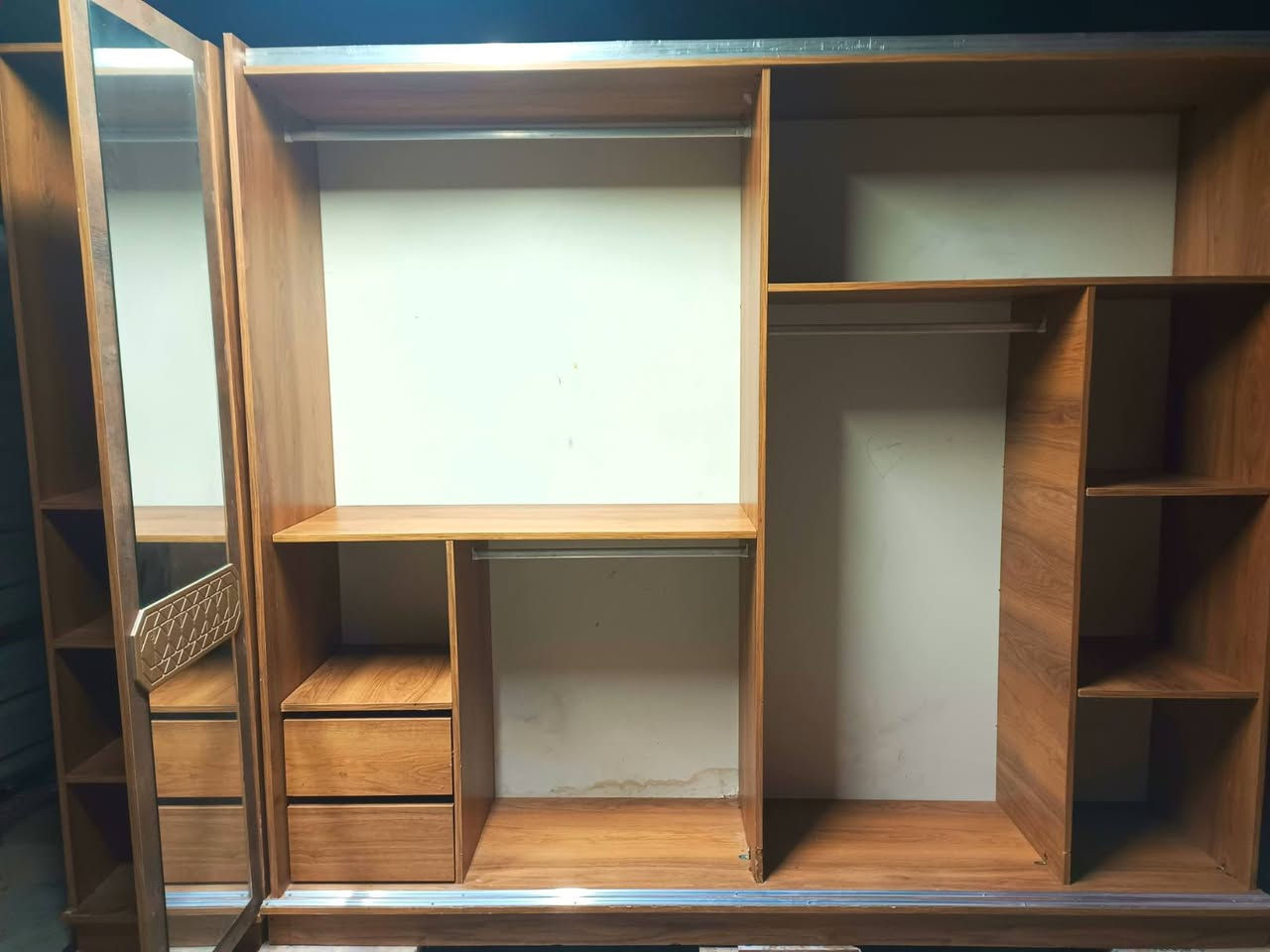 السلام عليكم عندي غرفة نوم للبيع 9قطع كنتور ضافي ونارة مكاني بغداد أبو دشير ***********
