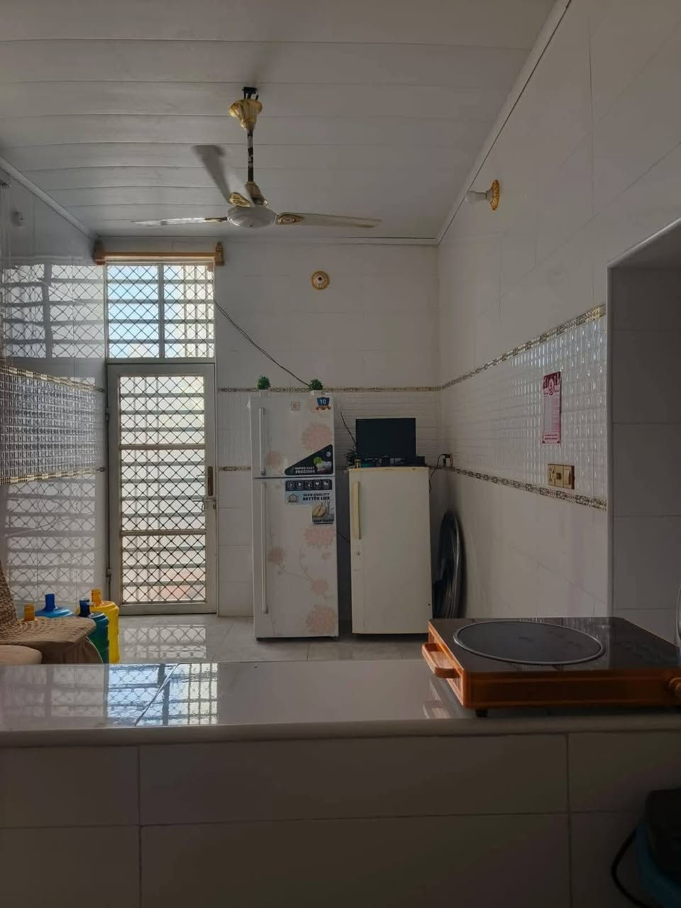 بيت للبيع المساحة ١٠٠ متر مربع طابقين
الطابق الأول غرفه وصاله واستقبال ومطبخ وحمام داخلي وخارجي بناء طابوق جمهوري اساس وسكف صب كونكريت مسلح بناء جناي الطابق الثاني ثرمستون يحتوي غرفتين وصاله وحمام وسطح

خلف سكله الكرعاوي زراعي ميسان  شارع الزوار

للاستفسار ***********
سعره ٦٣ بي مجال
