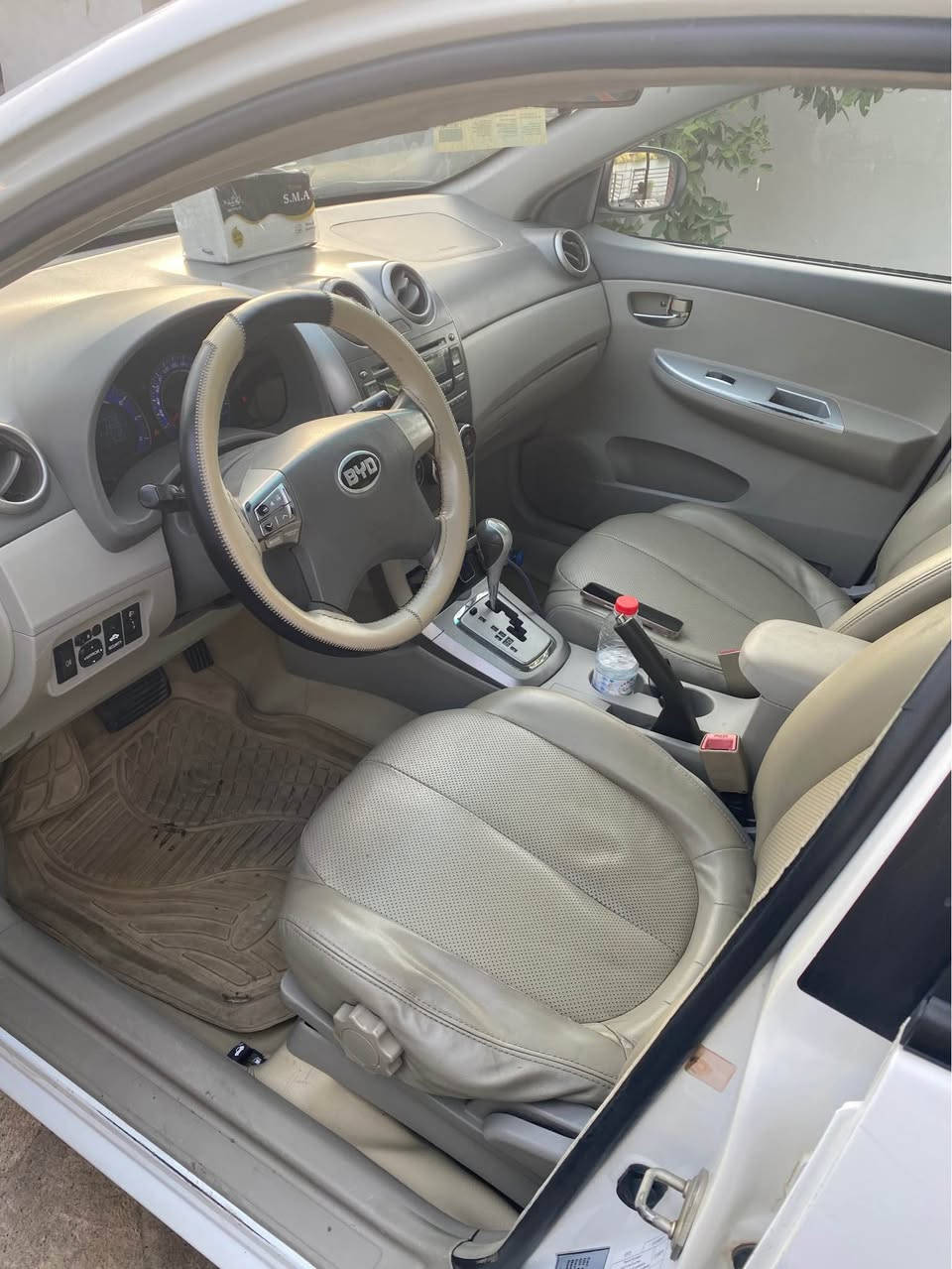 سيارة BYD مكينة 1600 بلادي كير بلادي اوتوماتيك
موديل 2014 
ماشية 155233
المواصفات فتحة + بصمة +بصمات ابواب+جنطه
اشاير بلمري + لايت ابيض نهار بليل
حادثهه بنيد 
السيارة تبريد خير من الله 
راديتر جديد دهن جديد 
صدر امامي جديد 
رقم سليمانية جديد دينار غرامة ماعليهه 
سنوية تنتهي 2029 
السيارة ب اسمي تريد تحويل تريد وكالة 
مكاني / بغداد
السعر //// 60 ورقه وبيهه. مجال للشراي +السياره بيهه سونار 
للاستفسار اتصال او واتساب *********** أربيل, العراق
