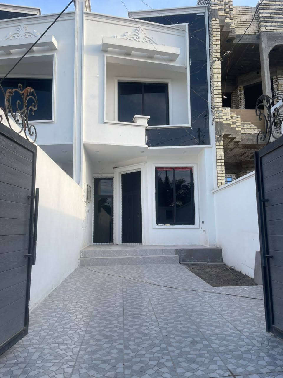 السلام عليكم دار عدد 2مساحة كل دار 200متر جبهة 5ونزال 40 يحتوي كل دار على 3غرف نوم مع حمام عدد 3 وكراج كبير بناءً طابوق سند 25باسم صاحب الدار 
بناء درجة اولى العنوان  الدوانم مجاور جامع الملك القدوس نهاية الشرطة الخامسة خلف منطقة الري قرب الإعلام والسيدية والبياع 
السعر 149مليون الدار الواحده 

الاتصال *********** ابو شهاب
